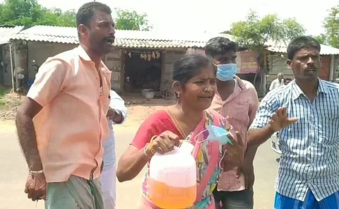 வீட்டை விட்டு வந்து காதலனை கரம் பிடித்த காதலி காவல்நிலையத்தில் தஞ்சம்… மகளை பிரித்து அனுப்பக் கோரி மண்ணெண்ணெய் ஊற்றி பெற்றோர் போராட்டம்