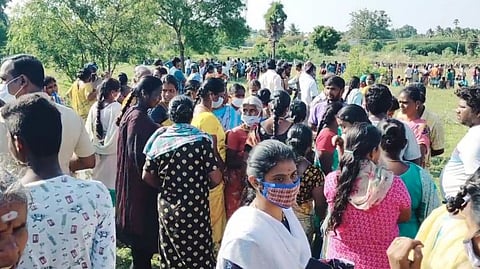 தாழ்த்தப்பட்ட மக்களுக்கு வழங்கப்பட்ட பஞ்சமி நிலத்தை ஆக்கிரமித்த தரப்பினரை கண்டித்து பொதுமக்கள் சாலை மறியல்