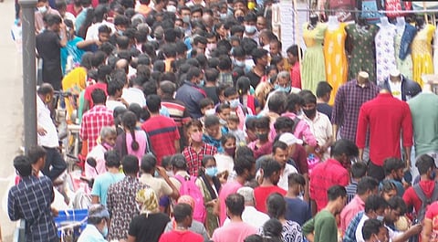 புத்தாடை, பட்டாசு, பலகாரம் உள்ளிட்ட பொருட்களை வாங்க....அலை அலையாய் குவிந்த மக்கள் கூட்டம்