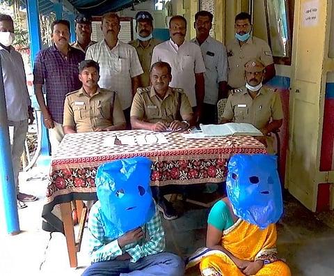 மூதாட்டியை அரிவாளால் வெட்டிவிட்டு 4 சவரன் நகைகளை கொள்ளையடித்த இருவர் கைது