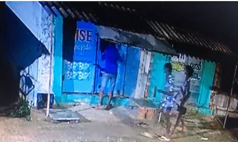 போதையில் பூட்டிய கடையை அடித்த உடைத்த இளைஞர்கள்...