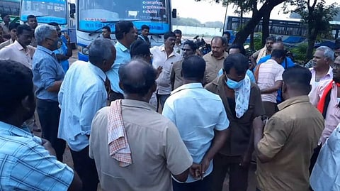 போக்குவரத்து தொழிலாளர்கள் போராட்டம்... காரைக்குடியில் கிளை மேலாளரை தாக்கியதற்கு எதிர்ப்பு...