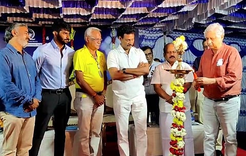 கிரிக்கெட் விளையாடி அசத்திய அமைச்சர்கள்...