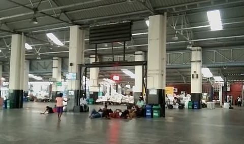 செயலிழந்த தகவல் காட்சி பலகை- கடும் சிரமத்திற்கு ஆளாகும் ரயில் பயணிகள்