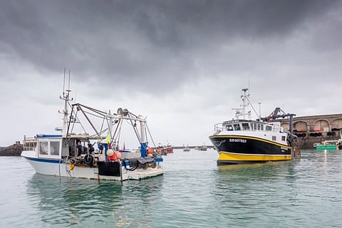கடல் எல்லையில் அத்துமீறும் பிரிட்டன்- பிரான்சு பரபரப்பு குற்றச்சாட்டு.!!