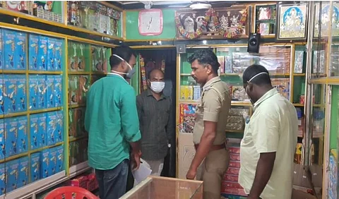சங்கராபுரம் பட்டாசுக்கடை விபத்து எதிரொலி... திருக்கோவிலூரில் பட்டாசு கடைகளில் சோதனை...