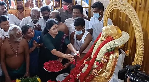 முத்துராமலிங்க தேவர் நினைவிடத்தில் மரியாதை செலுத்திய சசிகலா...