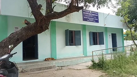 அரசு பள்ளிகளை ஆக்கிரமித்துள்ள கல்வி துறை அலுவலகங்கள்.. இடமாற்றம் செய்ய வேண்டுகோள்...