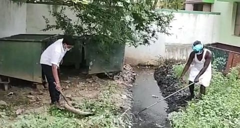 சாக்கடையில் இறங்கி தூர்வாரும் பணியில் ஈடுபட்ட ஊராட்சிமன்ற தலைவர்...