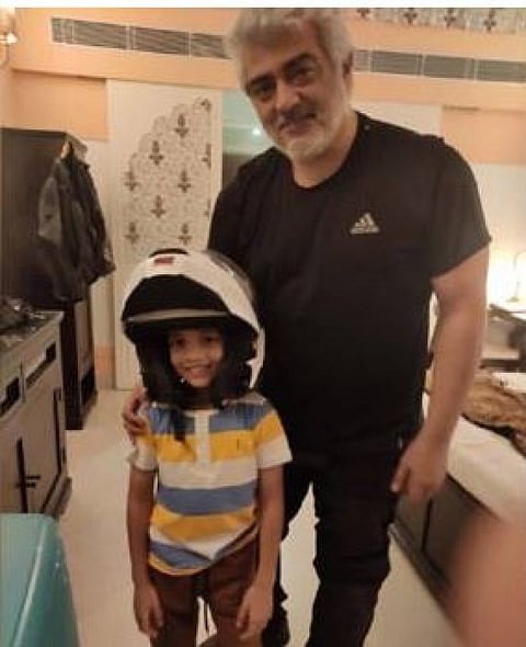 மகனுடன் கூலாக போஸ் கொடுக்கும் தல அஜித்..!