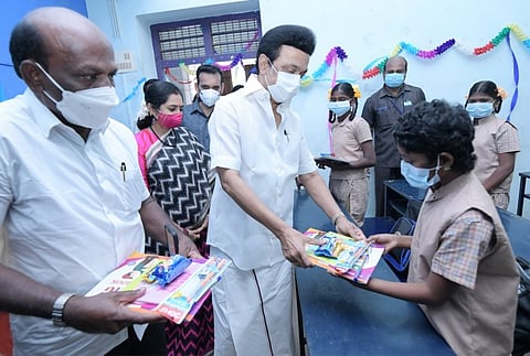 600 நாட்களுக்குப் பின் பள்ளிகள் முழுமையாகத் திறப்பு... அரசுப்பள்ளியில் முதலமைச்சர் ஆய்வு...
