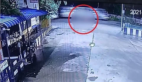 இருசக்கர வாகனத்தில் இருந்து நிலைதடுமாறி கீழே விழுந்த கூலி தொழிலாளி மீது ஏறி இறங்கிய பேருந்து...பதைபதைக்கும் சிசிடிவி காட்சிகள்