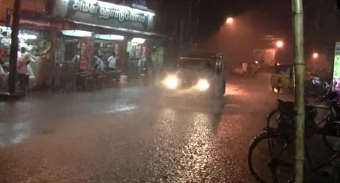 மயிலாடுதுறையில் கனமழை... சாலையோர வியாபாரம் பாதிப்பு...