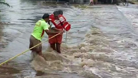 மேற்கு தொடர்ச்சி மலையில் கனமழை... பாலாற்று வெள்ளத்தில் சிக்கிய 2 பேர் மீட்பு...
