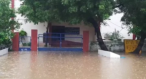 தண்ணீரில் மிதக்கும் அரசு விடுதி.... தவிக்கும் மாணவிகள்... கண்டுகொள்ளாத அதிகாரிகள்...