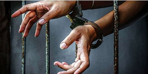 ஆபாச படம் அனுப்பி பணம் பறித்த பொறியாளர் உட்பட 2 பேர் கைது.!!!