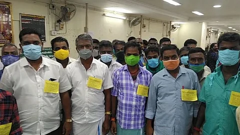 அரசு அறிவித்த ஊக்கத்தொகை வழங்கவில்லை... பேட்ஜ் அணிந்து பணியில் ஈடுபட்ட தொழிலாளர்கள்...