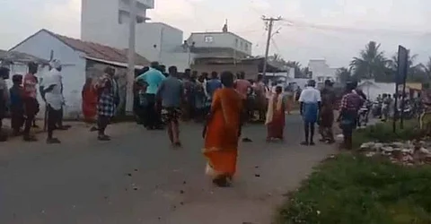 பட்டாசு வெடிப்பதில் போட்டி... இரு தரப்பினரிடையே மோதல்...