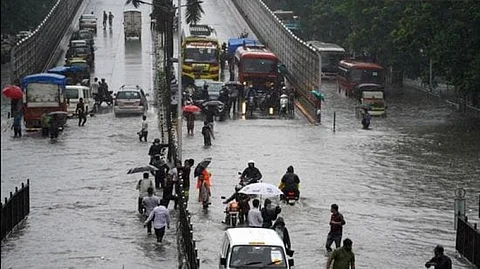 4 மணி நேரமாக கொட்டித் தீர்த்த கனமழை... சாலைகளில் வெள்ள நீர் சூழ்ந்தது...