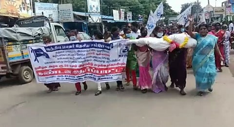 கூட்டு பாலியல் வன்கொடுமையால் இளம்பெண் மரணம்... தஞ்சையில் மாதர் சங்கத்தினர் ஆர்ப்பாட்டம்...