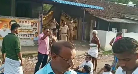 தி.மு.க. நகரச் செயலாளருக்கு கொலை மிரட்டல் விடுத்த கட்சிப் பிரமுகர்... கைது செய்யக் கோரி சாலை மறியல்...