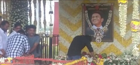 புனீத் ராஜ்குமாரின் நினைவிடத்தில் நடிகர் சூர்யா அஞ்சலி - குடும்பத்தினரை நேரில் சந்தித்து ஆறுதல்