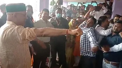 கோவர்தன் பூஜை ...பொதுமக்கள் முன்னிலையில் சவுக்கடி வாங்கிய சட்டீஸ்கர் முதல்வர் ...வைரலாகும் வீடியோ