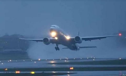 சென்னை புறநகரில் கொட்டிய மழையால் 13 பன்னாட்டு விமானங்கள் உள்பட 65 விமானங்கள் தாமதம்