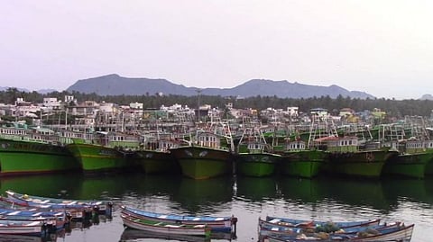 காற்றழுத்த தாழ்வு பகுதி எச்சரிக்கை:  படகுகளை பாதுகாப்பாக நிறுத்தும் பணியில் மீனவர்கள்....