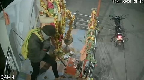 கோவில் உண்டியலை உடைத்து எடுத்துச் சென்ற திருடன்...