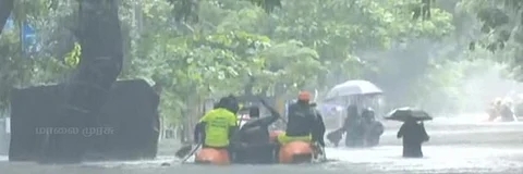 கொளத்தூரில் மழை நீரில் மூழ்கிய வீடுகளில் இருந்து மக்கள் படகு மூலம் பாதுகாப்பாக வெளியேற்றம்...