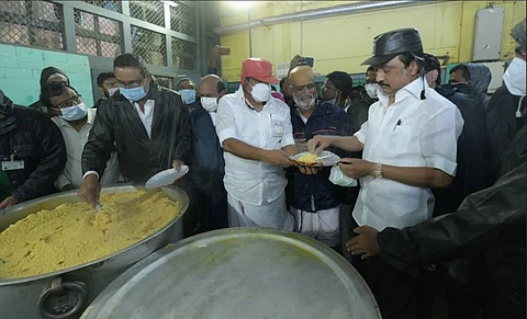 முகாமில் உள்ள மக்களுக்கு வழங்கும் உணவின் தரத்தை ருசிப்பார்த்த முதல்வர் ஸ்டாலின் ...