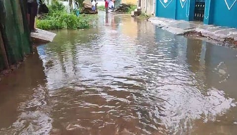 கனமழையால் குடியிருப்புகளை சூழ்ந்த தண்ணீர்... பொதுமக்கள் வெளியே வர முடியாமல் தவிப்பு...