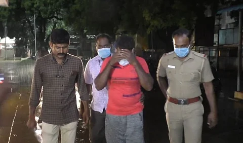 நடந்து சென்ற பெண்ணிடம் ரசாயன திரவத்தை வீசி வழிப்பறி... மளிகைக்கடை உரிமையாளர் கைது...