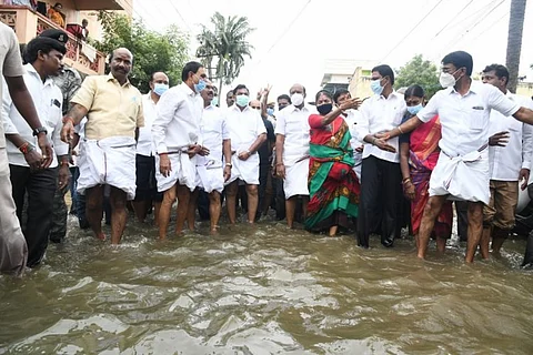 சென்னையில் வெள்ளம் பாதித்த பகுதிகளை நேரில் பார்வையிட்ட ஓபிஎஸ்- ஈபிஎஸ்....