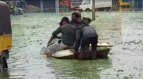 வேலூர் அருகே மழைநீர் வெள்ளத்தில் சிக்கி தவிக்கும் மக்கள் படகுகள் மூலம் மீட்பு...