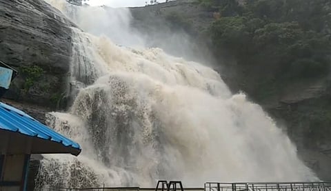 தொடர் கனமழை...குற்றாலம் மெயின் அருவியில் வெள்ளப்பெருக்கு....ஆர்ப்பரித்து கொட்டும் தண்ணீர்.....