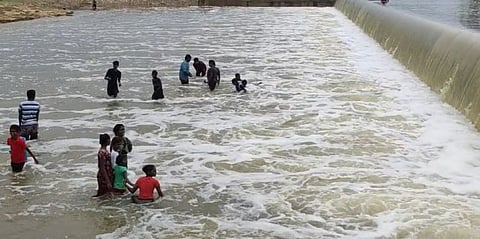 தடுப்பணையில் ஆர்ப்பரித்து கொட்டும் தண்ணீர்....ஆபத்தை உணராமல் குழந்தைகளுடன் குளித்து மகிழும் மக்கள்