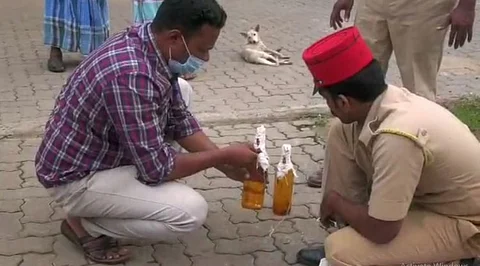 தண்ணீர் கலந்த பெட்ரோல் விற்பனை... பாஜக பிரமுகர் பெட்ரோல் பங்க் மீது புகார்...