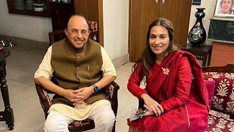 சுப்பிரமணிய சுவாமியுடன் நடிகர் ரஜினிகாந்த் மகள் ஐஸ்வர்யா தனுஷ் திடீர் சந்திப்பு...