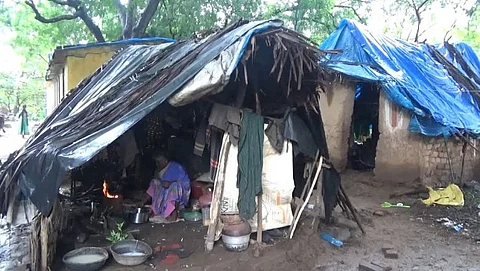ஒரு வீட்டில் இரண்டு குடும்பங்கள் வசிக்கும் நிலை... புதிய வீடு கட்டித்தர கோரும் இருளர் இன மக்கள்...