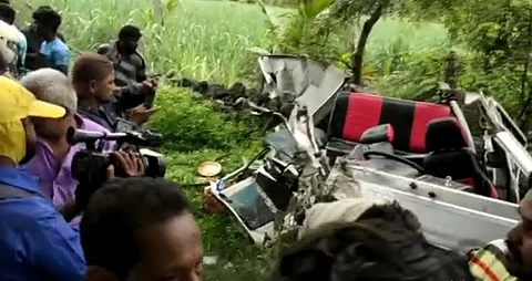 லாரி- ஆம்னி வேன் நேருக்கு நேர் மோதி விபத்து... 5 பேர் பரிதாபமாக உயிரிழப்பு