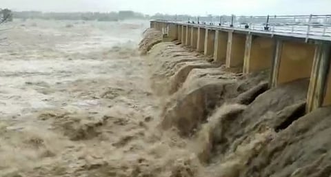 பாலாற்றில் வரலாறு காணாத வெள்ளப்பெருக்கு... 30க்கும் மேற்பட்ட கிராமங்களுக்கு வெள்ள அபாய எச்சரிக்கை...