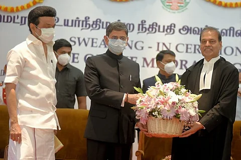 சென்னை உயர் நீதிமன்றத்தின் தலைமை பொறுப்பு நீதிபதி முனீஸ்வர் நாத் பண்டாரிக்கு ஆளுநர் பதவி பிரமாணம்...