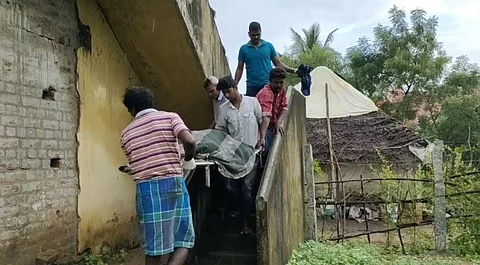 மெழுகுவர்த்தி கேட்டு கொடுக்க தாமதமானதால் ஆத்திரம்: தந்தையை அடித்து கொன்ற மனநலம் பாதிக்கப்பட்ட மகன்...