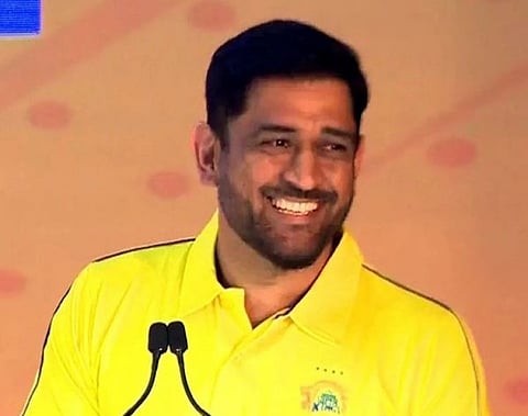 தோனி பார்த்து ரசித்த கடைசி பந்து சிக்சர்..! - வைரலாகும் புகைப்படம்