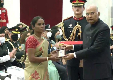 சீனாவுடனான மோதலில் உயிர் நீத்த தமிழக ராணுவ வீரர் பழனிக்கு வீர சக்ரா விருது வழங்கினார் குடியரசு தலைவர்