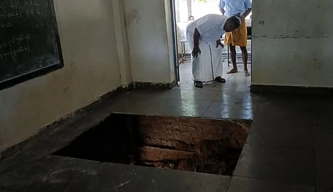 அரசு பள்ளி வகுப்பறையில் 10 அடி ஆழத்திற்கு ஏற்பட்ட மெகா பள்ளம்: பீதியில் மாணவர்கள் அலறியடித்து ஓட்டம் ...