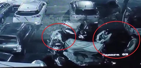 இருசக்கர வாகனத்தை திருடி செல்லும் மர்மநபர்கள்...வீடியோ வைரல்...