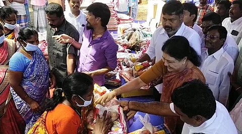 கனமழையால் பாதிக்கப்பட்ட மக்களுக்கு நிவாரண உதவிகளை வழங்கிய சசிகலா...